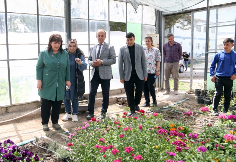 Meslek liseliler çiçekten oyuncağa birçok alanda üretime katkı sunuyor