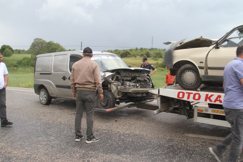 Otomobille hafif ticari aracın çarpışması sonucu 4 kişi yaralandı