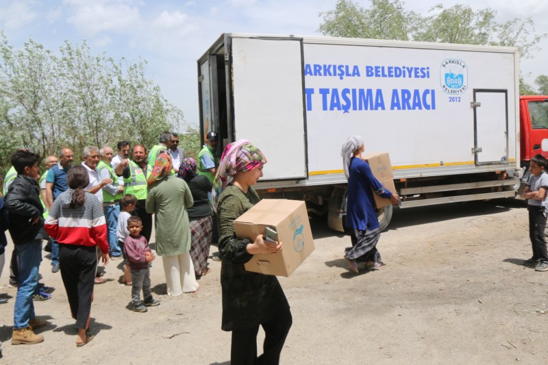 Deprem bölgesine yardımlar sürüyor