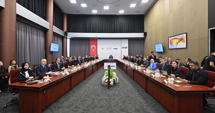 İçişleri Bakanı Yerlikaya, AFAD'da afet yönetimi toplantısına katıldı