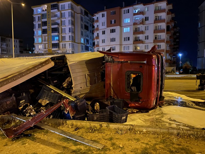 Tırın devrilmesi sonucu 1 kişi yaralandı