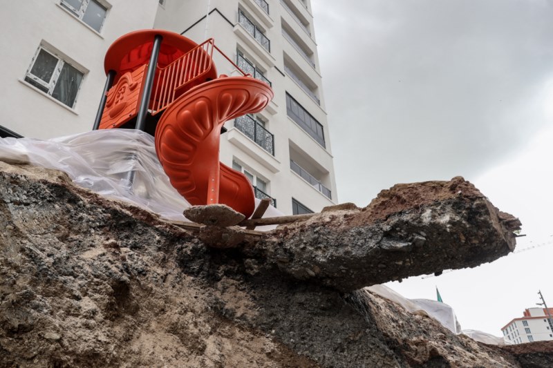 Sağanakta istinat duvarı çöken binanın sakinleri hasar tespit çalışması istiyor