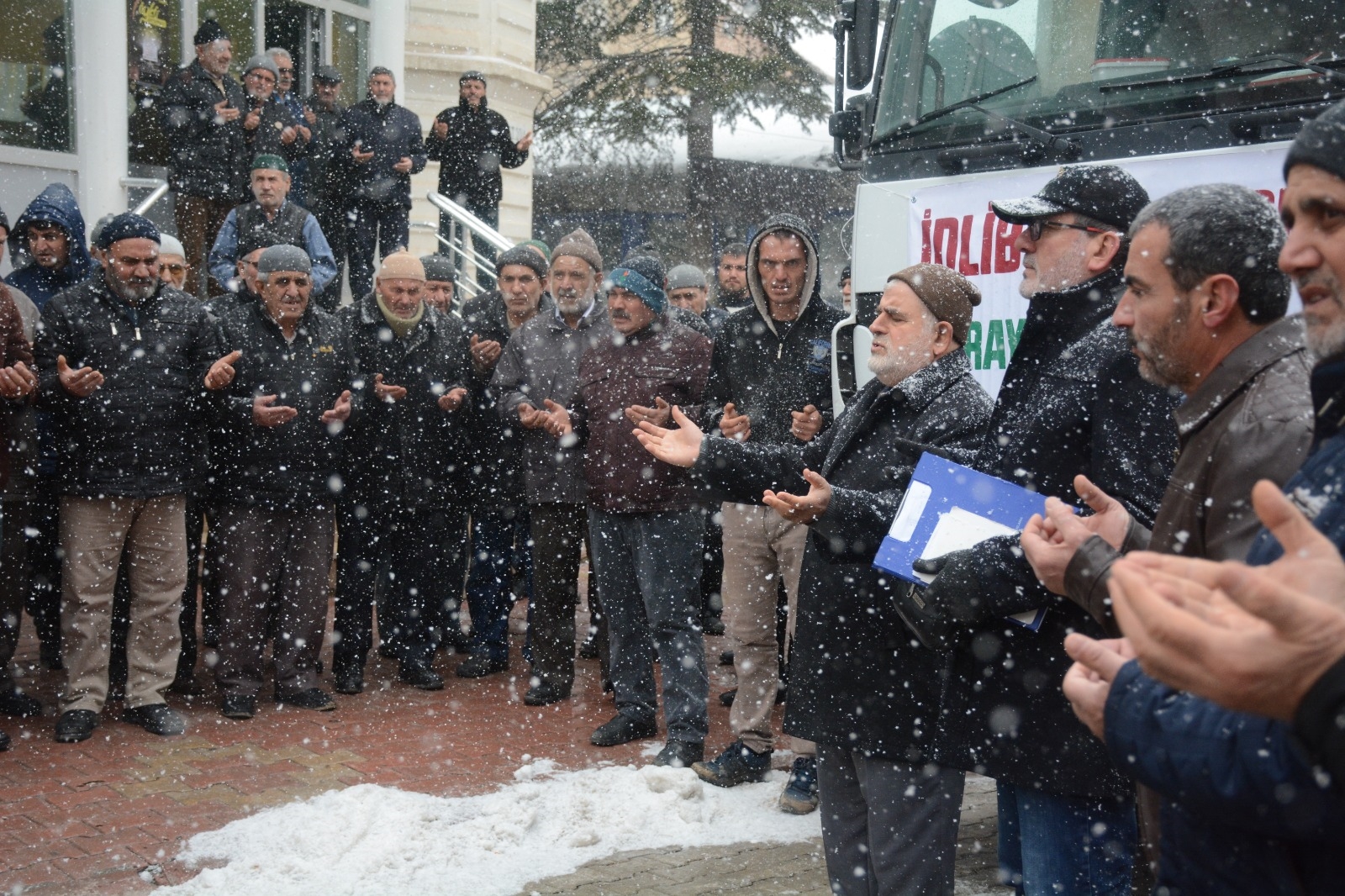 İdlib’e 2 tır insani yardım