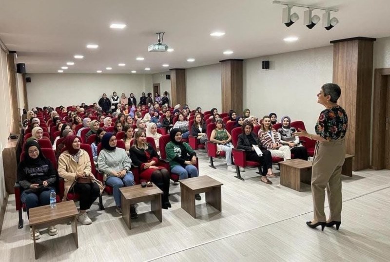 "Üniversiteli olmak" konulu konferans düzenlendi