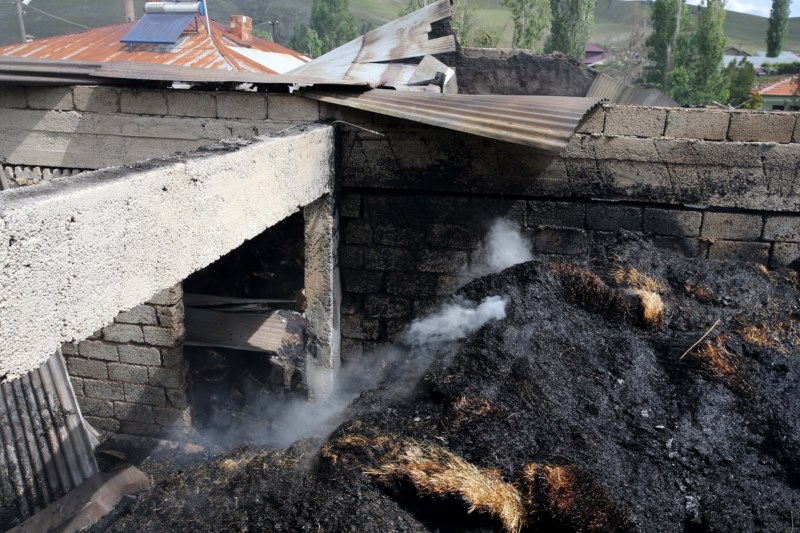 Köyde çıkan yangında ev, traktör ve 5 ahır zarar gördü