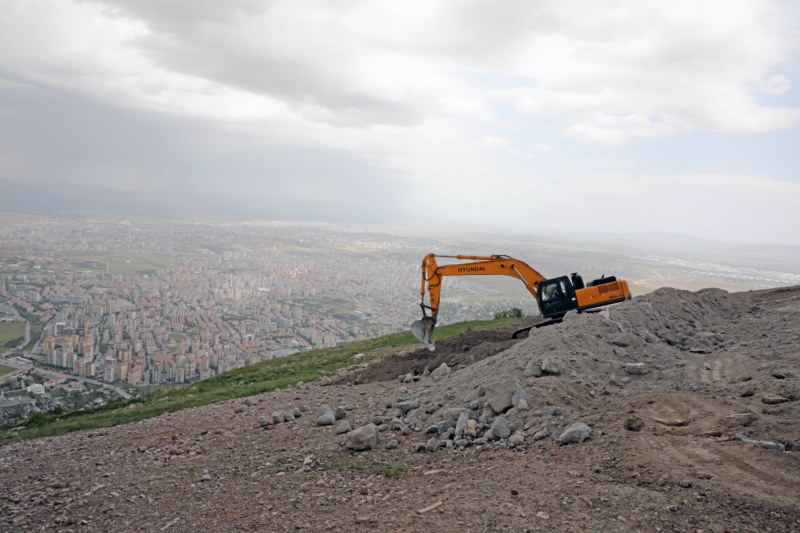 Talas Belediyesi, Ali Dağı'nın zirvesinde pist düzenleme çalışması başlattı