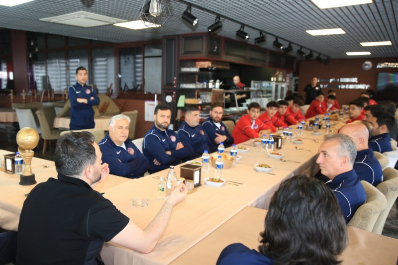 Ankara Keçiörengücü yönetimi, şampiyon U17 takımıyla bir araya geldi