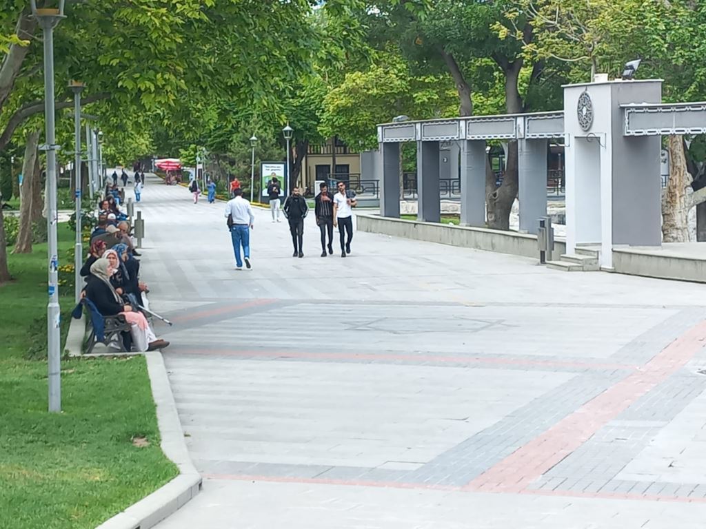 Hava sıcaklığının yükseldiği Konya’da halk parklarda yoğunluk oluşturdu