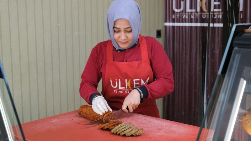 Kadın kasap hizmeti ve güler yüzüyle tercih edilen esnaftan biri oldu