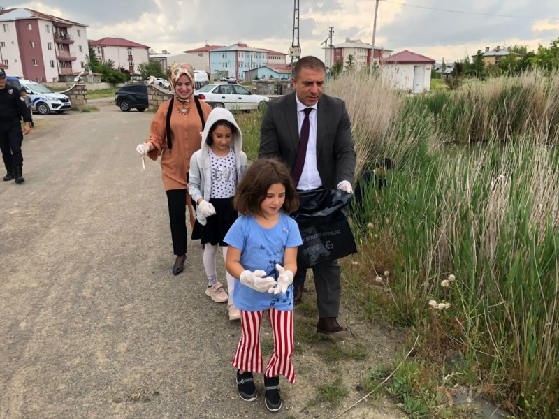 Kaymakam Baş öğrencilerle çevre temizliği yaptı