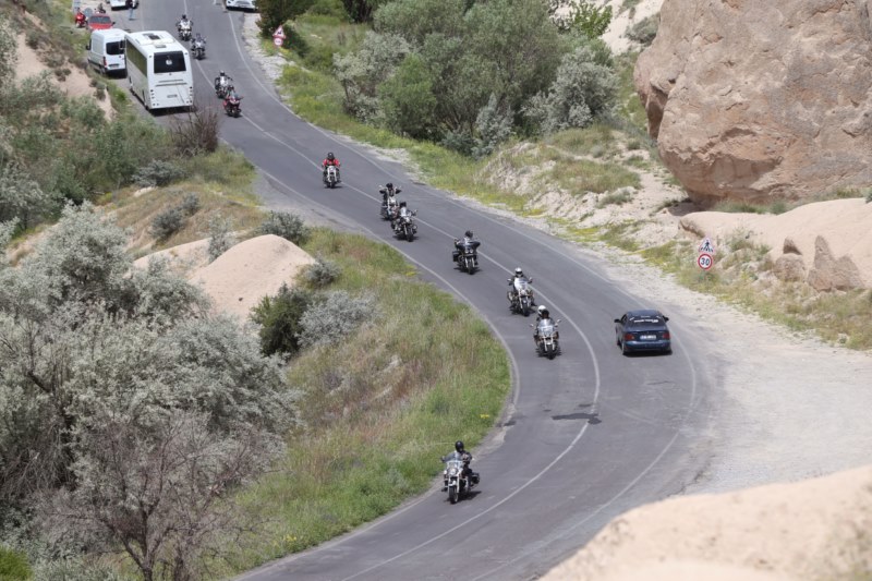 Kapadokya'da toplanan motorcular kulüp yemini edip yelek giydi