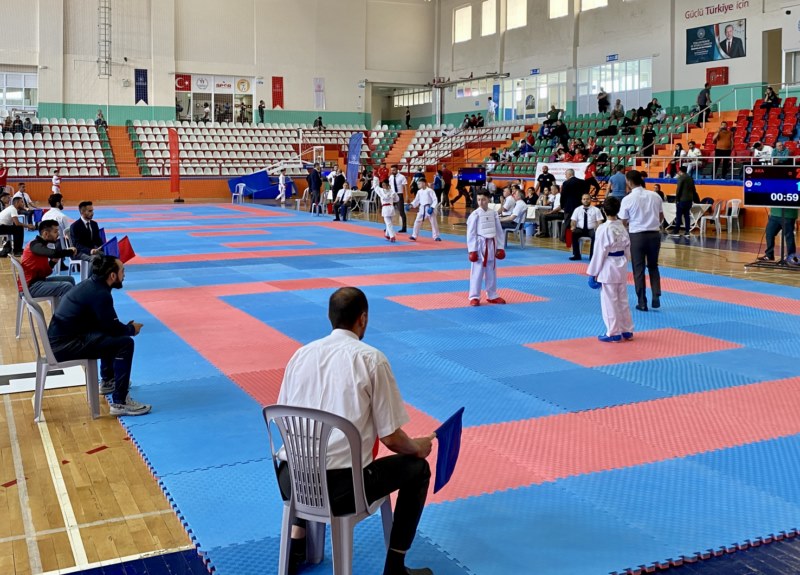 Küçükler ve Yıldızlar Türkiye Karate Şampiyonası başladı