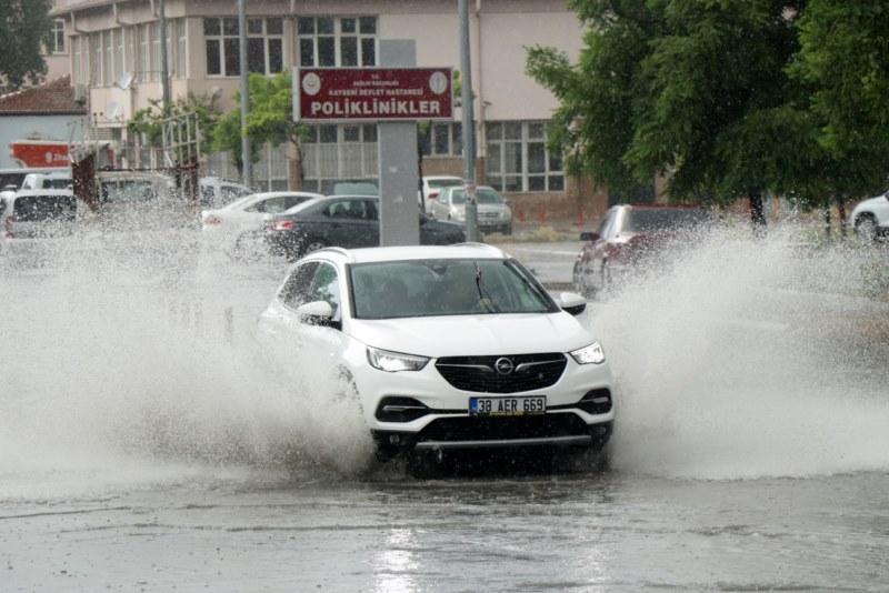 Etkili sağanak sürücülere zor anlar yaşattı