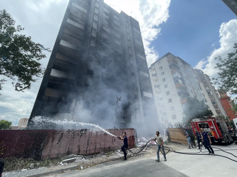 12 katlı binanın dış cephe yalıtım malzemeleri yandı