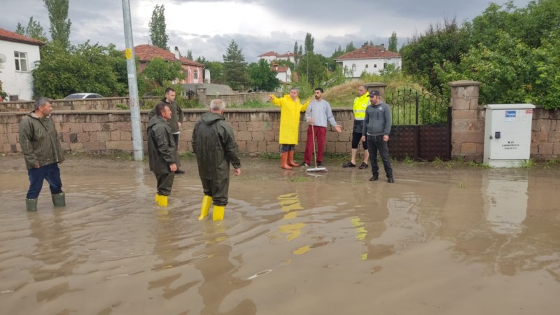 Sağanak nedeniyle bazı ev ve iş yerlerini su bastı