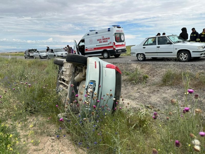 Konya'da şarampole devrilen otomobildeki 3 kişi yaralandı