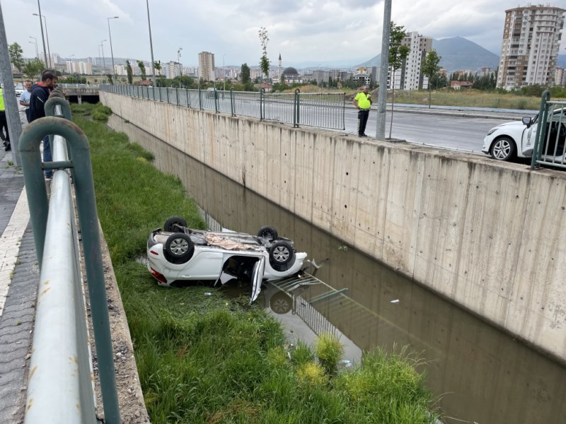 Kanala düşen otomobilin sürücüsü yaralandı