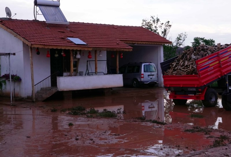 Sağanak nedeniyle dereler taştı, ev ve ahırları su bastı