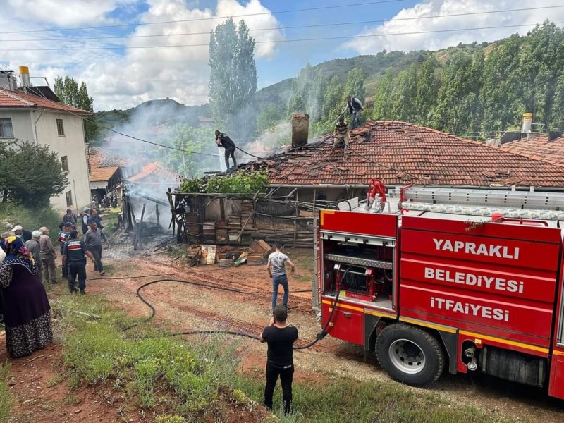 Yangın çıkan ev kullanılamaz hale geldi