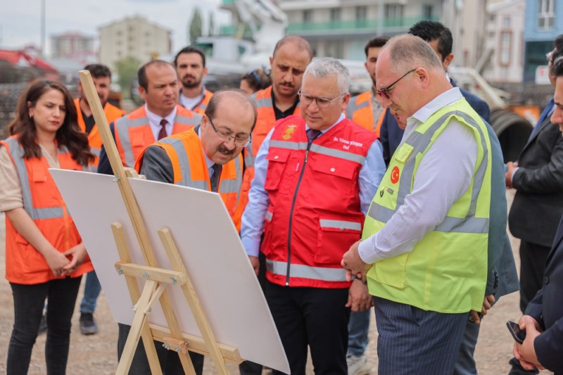 Sivas Valisi Şimşek ve Belediye Başkanı Bilgin, köprülü kavşak çalışmalarını inceledi