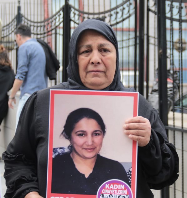 Annesini öldürüp 3 kadını yaraladığı iddia edilen sanık ile babası yargılanıyor