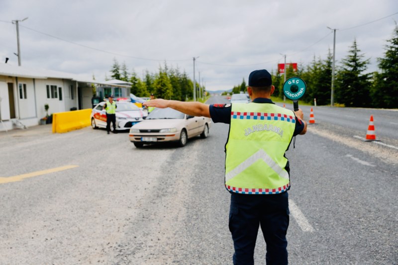 Jandarma ekipleri trafiği cayrokopterle denetledi