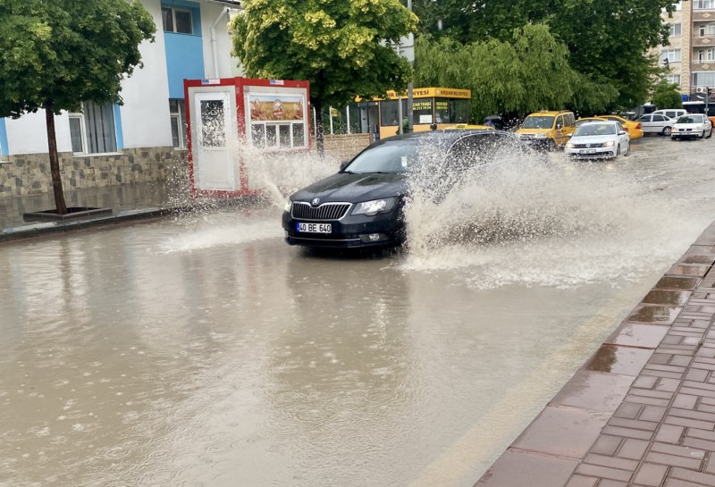 Sağanak hayatı olumsuz etkiledi