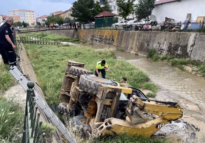 Dereye devrilen iş makinesindeki 3 kişi yaralandı