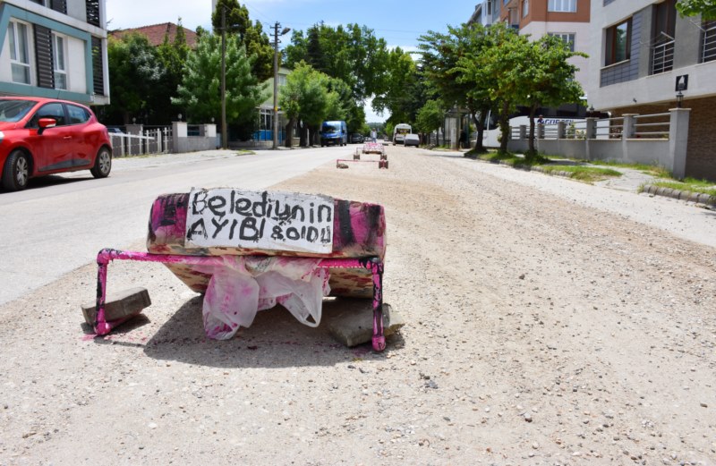 Mahalle sakinleri tozdan kurtulmak için yolun asfaltlanmasını bekliyor