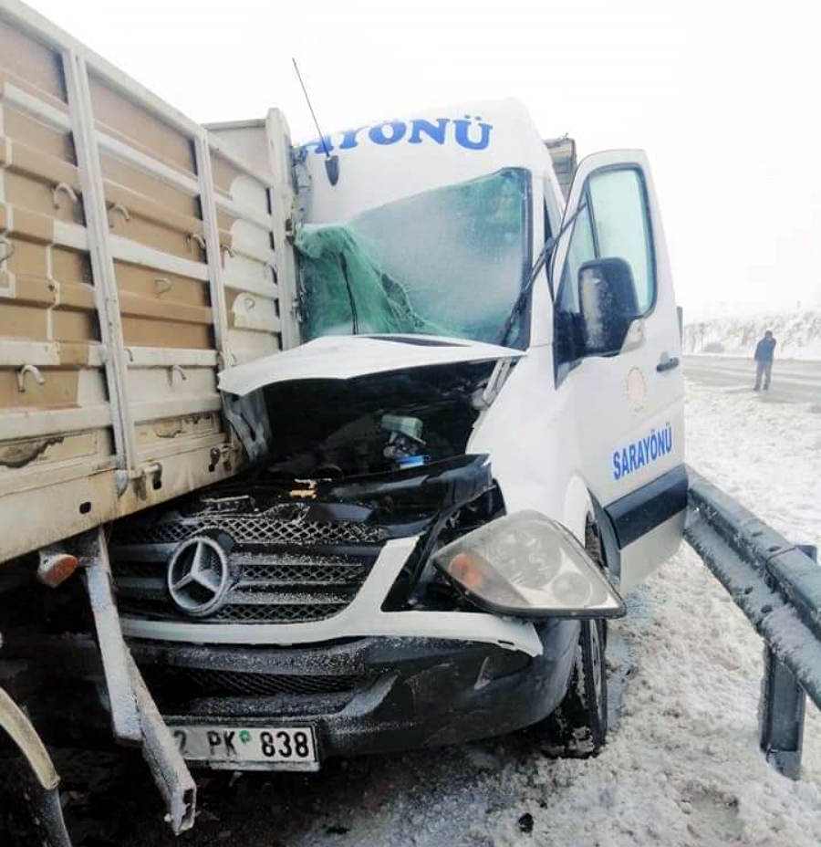 Sarayönü minibüsü zincirleme kazaya karıştı