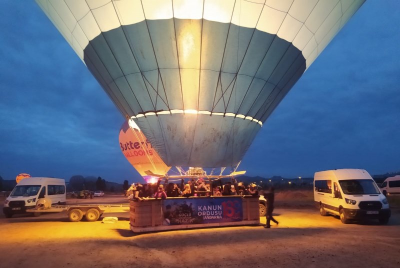 Sıcak hava balonları jandarma afişleriyle havalandı