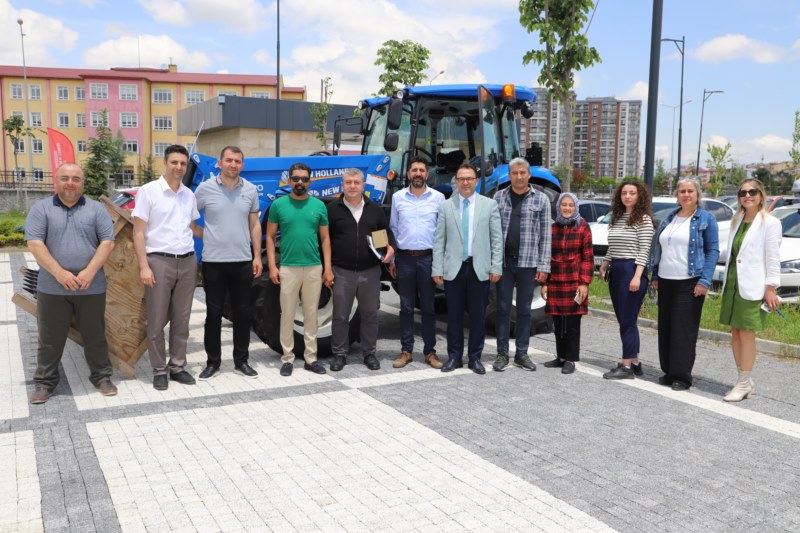 Hayırsever iş insanları SBTÜ'ye traktör bağışladı