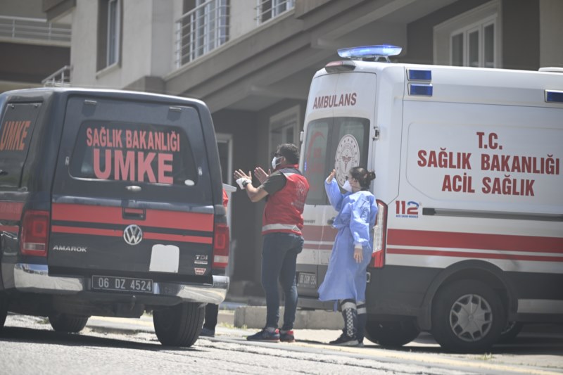 Zehirlenme nedeniyle 2 kişi hayatını kaybetti, 1'i ağır 5 kişi hastaneye kaldırıldı