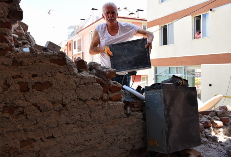 Çöken binanın sakinlerinden birinin depremzede olduğu ortaya çıktı