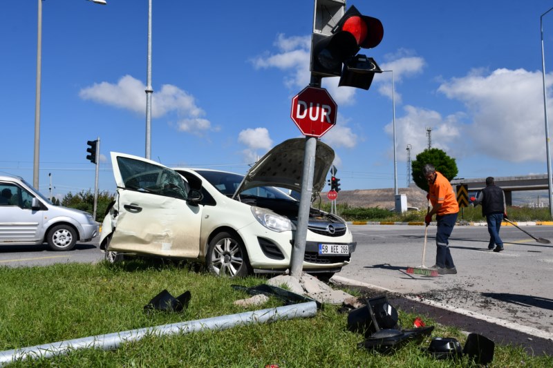 Tır ile çarpışan otomobildeki 4 kişi yaralandı