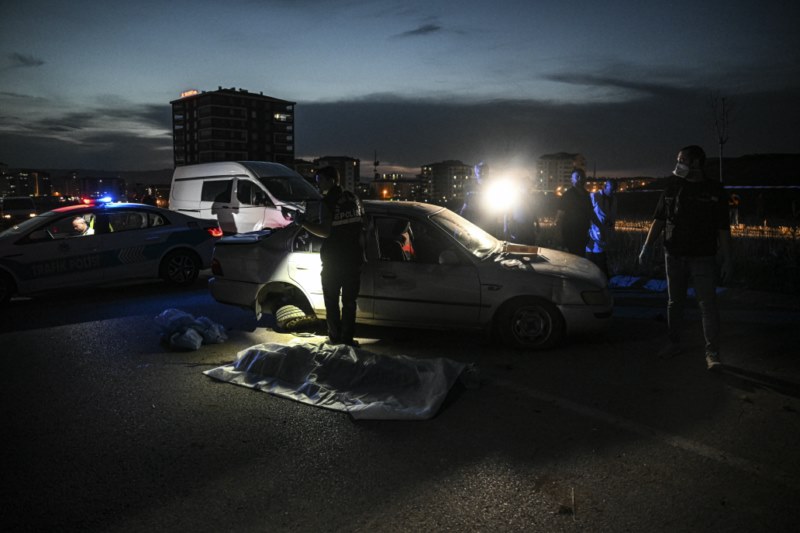 Devrilen otomobildeki 1 kişi öldü, 1 kişi yaralandı