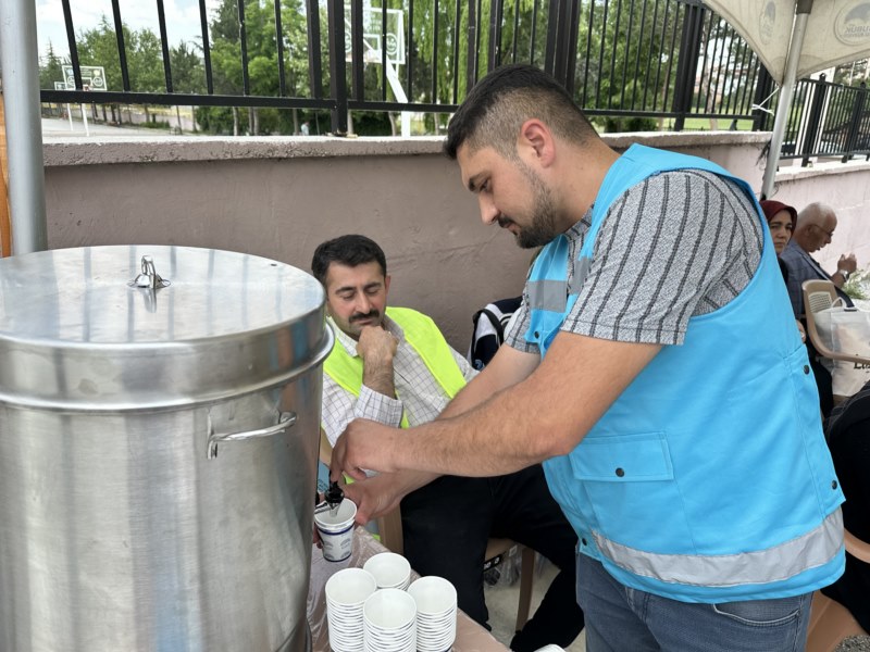 YKS'nin ilk oturumu TYT'ye giren öğrenci ile velilere ikram