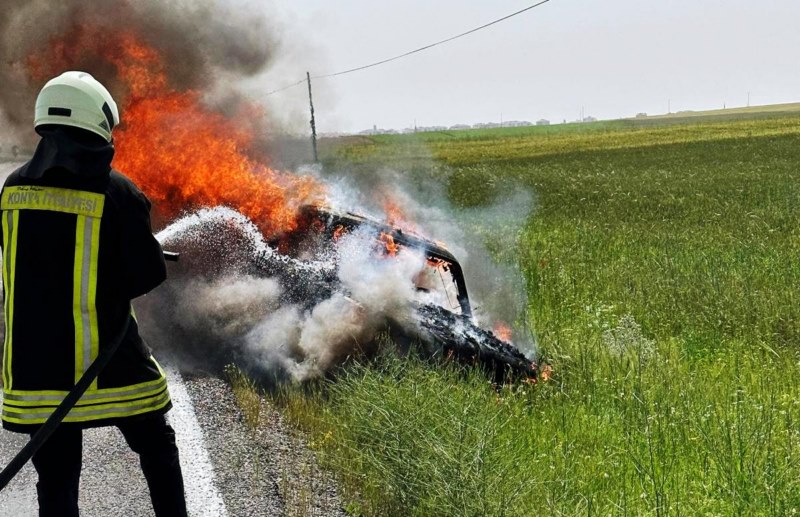 Seyir halindeki otomobilde çıkan yangın söndürüldü