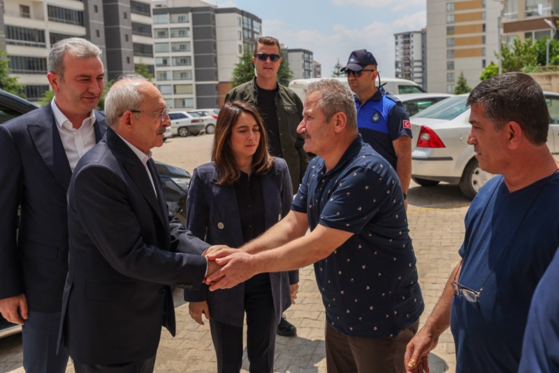 Kılıçdaroğlu'ndan Babalar Günü'nde depremzede ailelere ziyaret