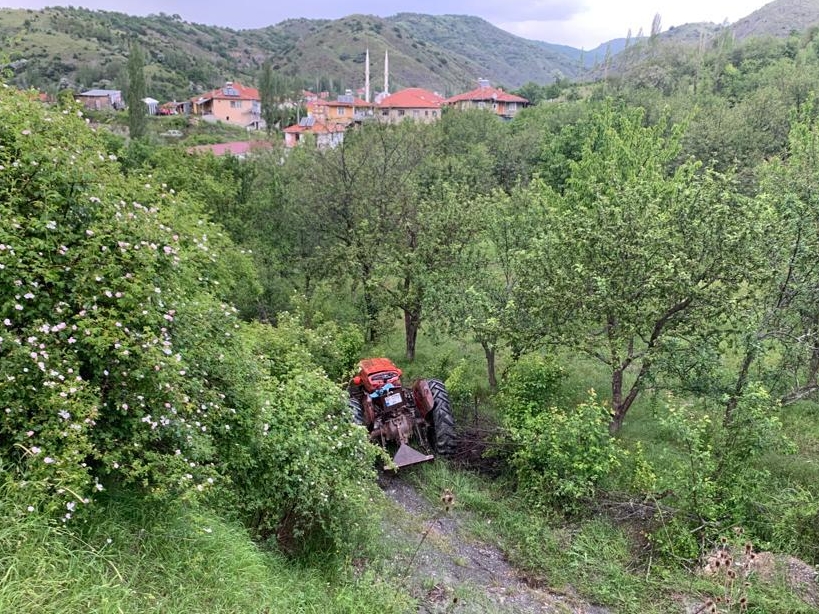 Traktör şarampole devrildi, bir kişi öldü, bir kişi yaralandı