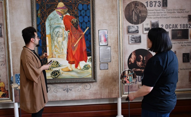 "Kaplumbağa Terbiyecisi" tablosunu Divriği Ulu Cami ve Darüşşifası'nın motifleriyle yorumladı