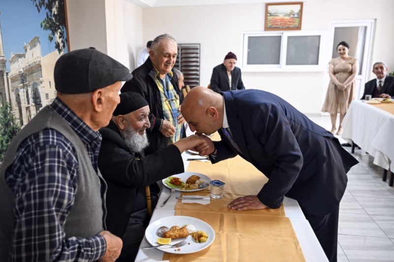 Altınok, Babalar Günü dolayısıyla huzurevini ziyaret etti