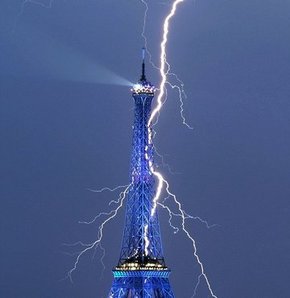 Eyfel Kulesi'ne yıldırım düşme anını gösteren fotoğraf beğeni topladı