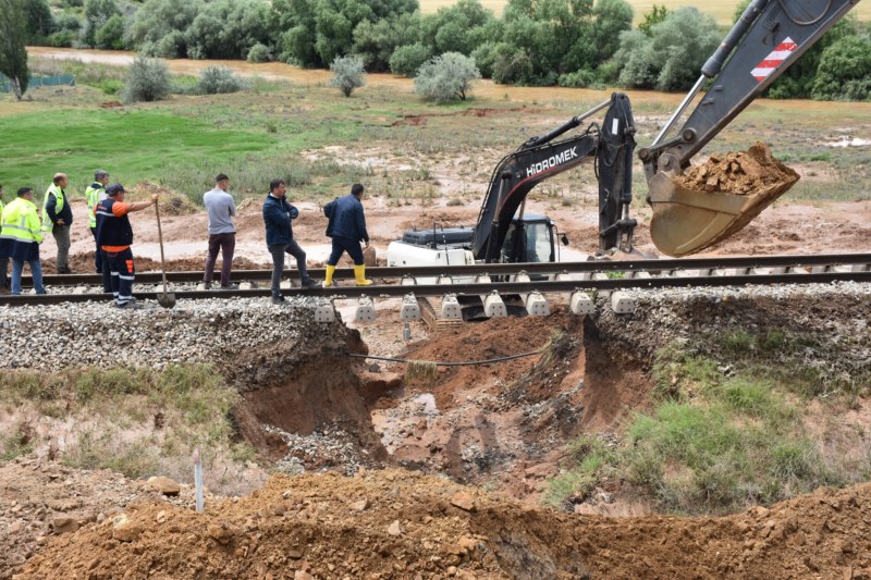 Sağanak nedeniyle dereler taştı, tren yolunda göçük oluştu