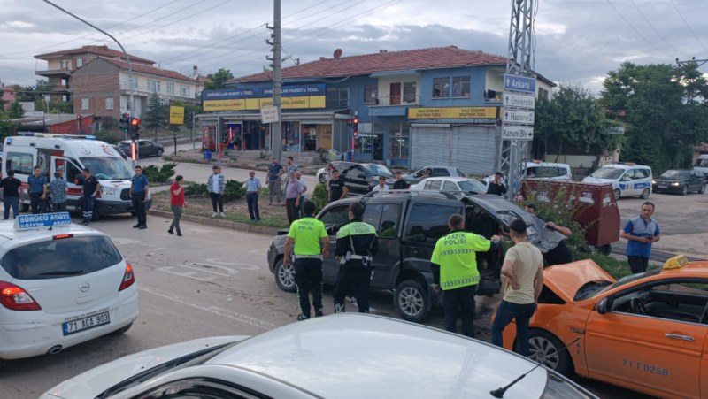 Zincirleme trafik kazasında 2 kişi yaralandı