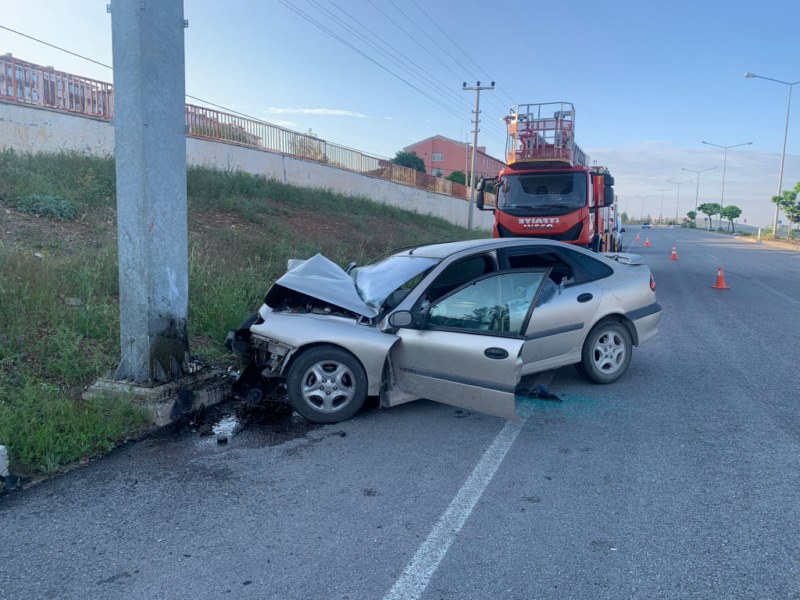 Direğe çarpan otomobildeki 1 kişi öldü, 1 kişi yaralandı