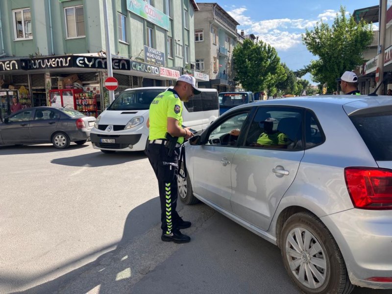 Trafik kurallarına uymayan sürücülere para cezası kesildi