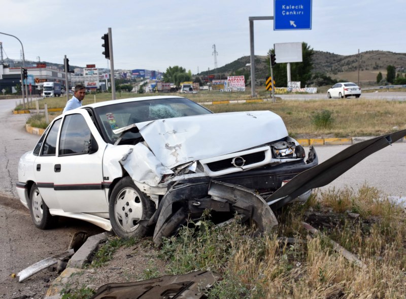 Cip ve otomobilin çarpıştığı kazada 4 kişi yaralandı