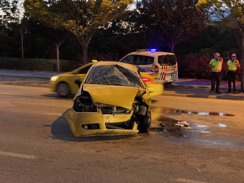 Refüjdeki beton saksıya çarpan taksi şoförü vefat etti