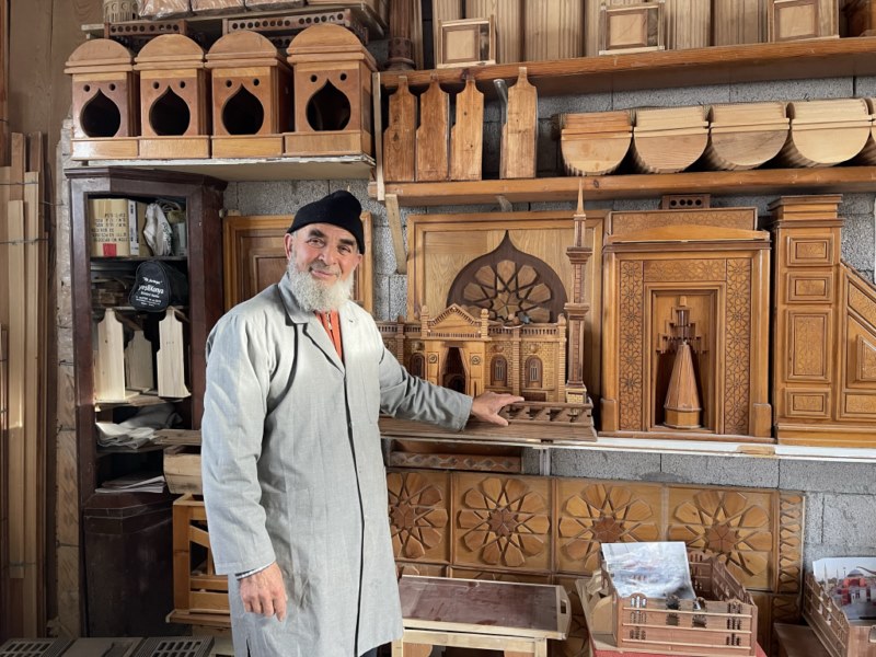 Yılın ahisi seçilen Zeki Satıcı, Ayasofya-ı Kebir Cami-i Şerifi'nin maketini yapıyor